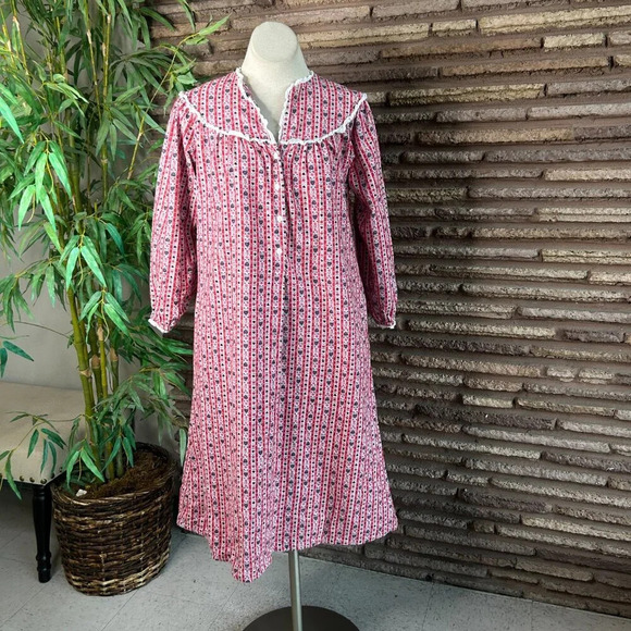 Lanz of Salzburg Red Tyrolean Hearts Flannel Nightgown Size Small - Picture 7 of 7